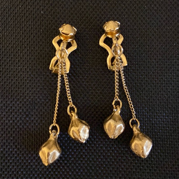 Vintage Gold Tone Delicate Dangle Clip On Earrings. - Picture 1 of 4